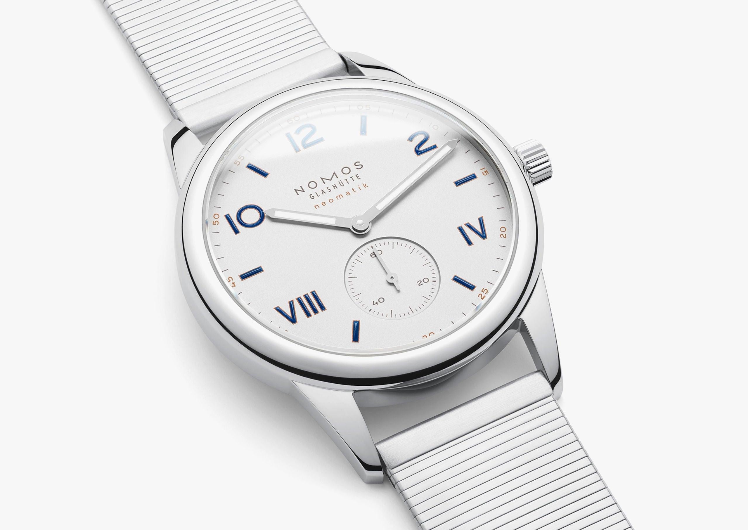 Angled view of Nomos Club Campus Neomatik 39 watch with white dial, blue numerals, small-seconds subdial, mesh bracelet