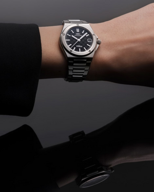 IWC SCHAFFHAUSEN INGENIEUR wristwatch, textured black dial with date 25, stainless-steel case and bracelet.