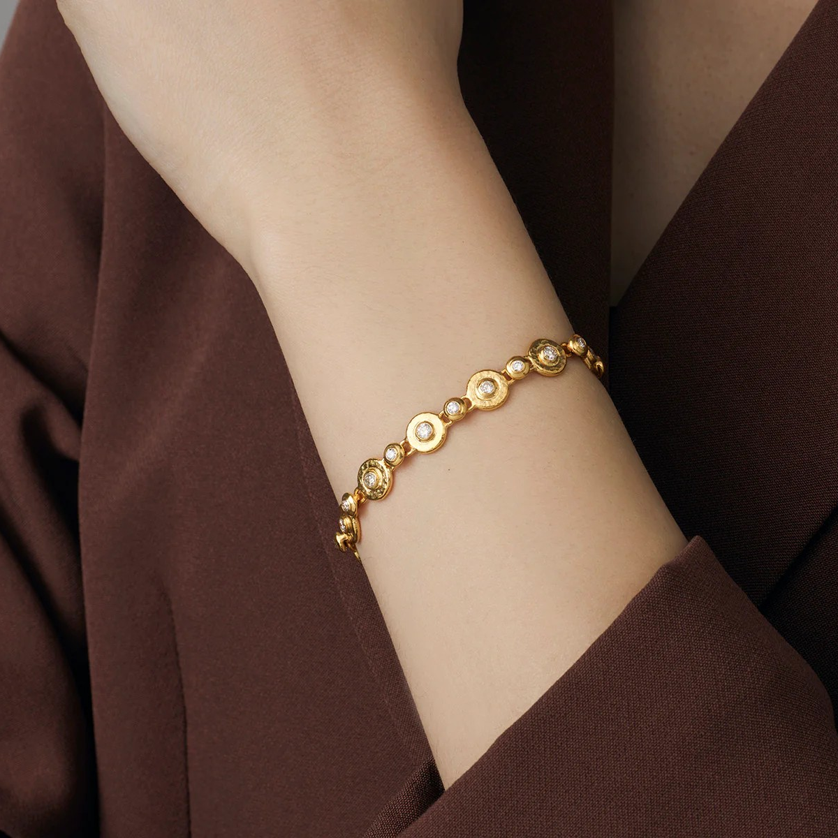 Gold Single-Strand Bracelet With Diamonds