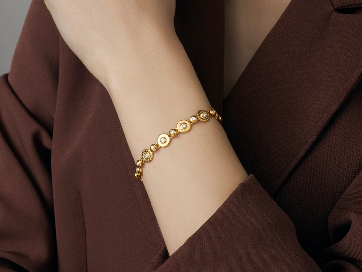 Gold Single-Strand Bracelet With Diamonds